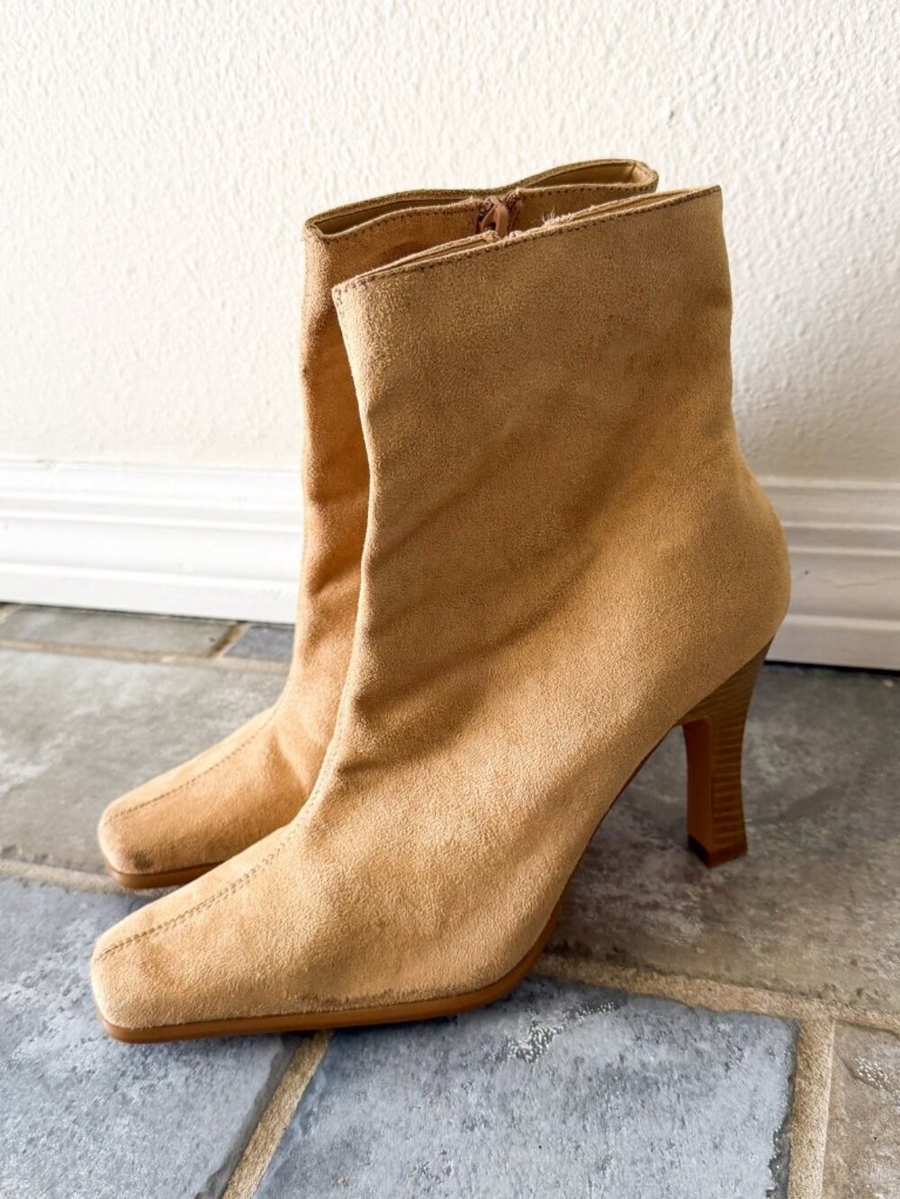 NWOB Rouge Helium Tan Suede Ankle Boots Square Toe Heel Size 9